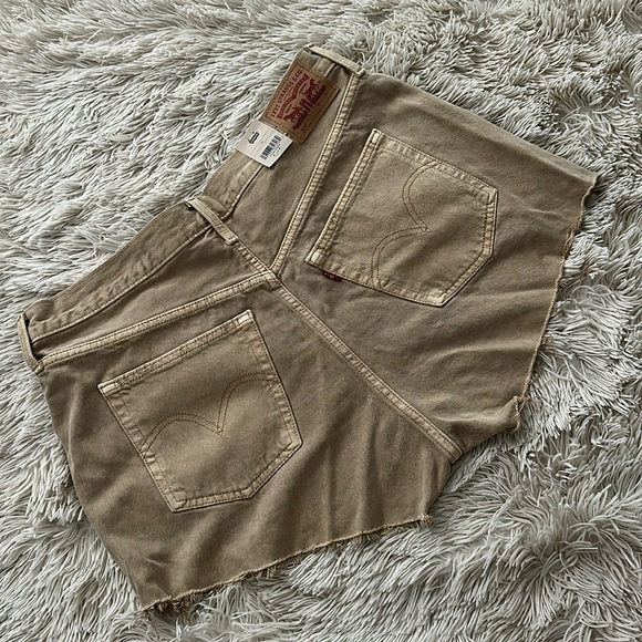 LEVI’S 501 Khaki Shorts - Picture 2 of 2